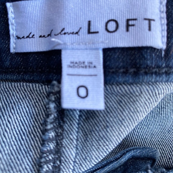 LOFT - Denim Blue Button Skirt. Size 0 - Picture 4 of 5
